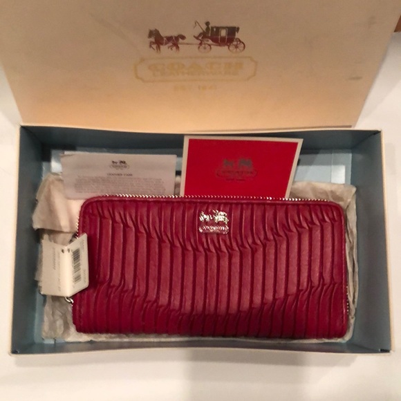 Coach authentic raspberry wallet - Picture 1 of 3
